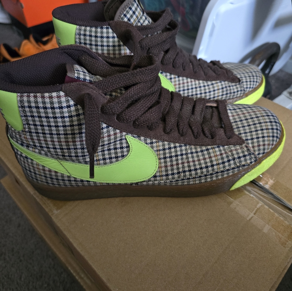 Nike Brown and Green Sneakers with Modern Athletic Design
